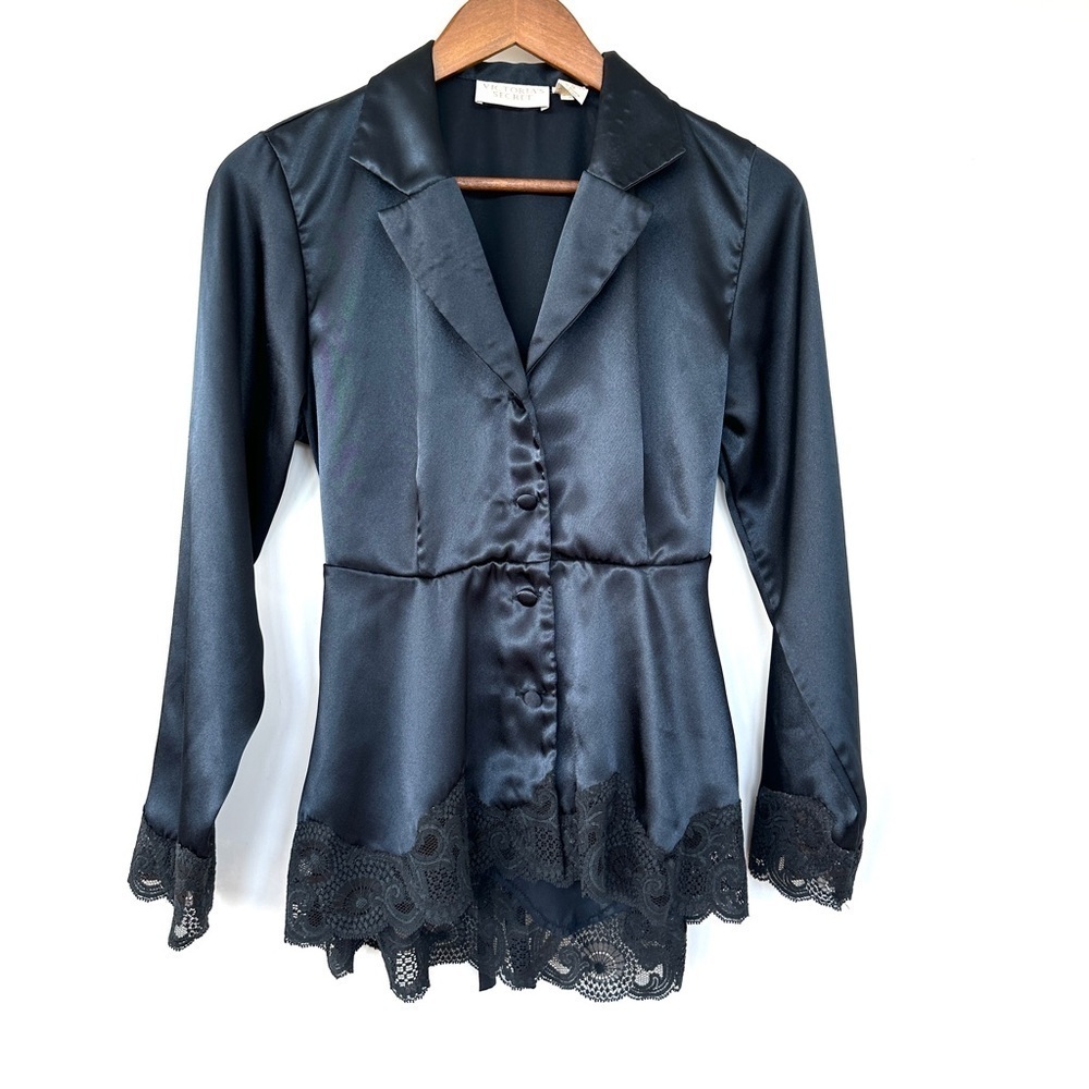 Victoria’s Secret short satin robe, lace trimmed, high low hem, fitted, tie-back